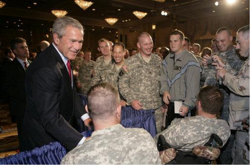 Former President George W.Bush stands next to officials in the U.S. army.