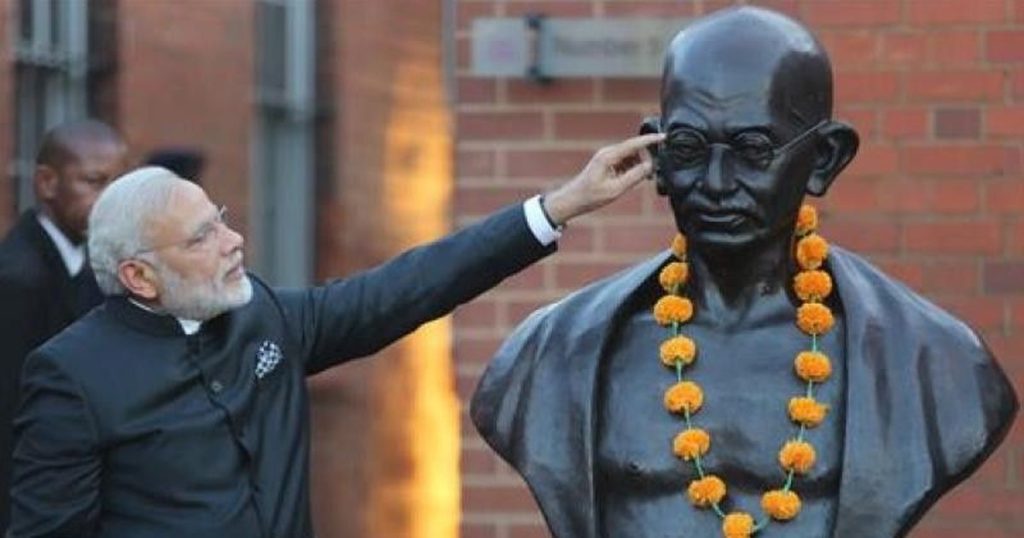 Indian PM Narendra Modi pays his respects to a statue of Mahatma Gandhi