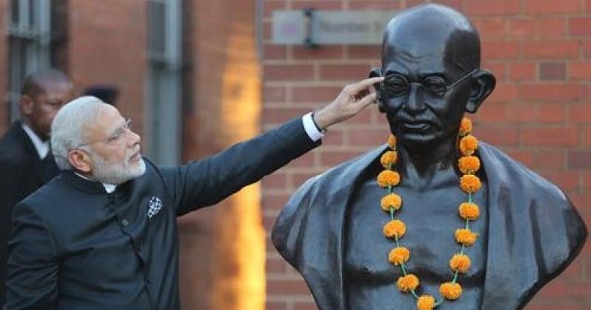 Indian PM Narendra Modi pays his respects to a statue of Mahatma Gandhi